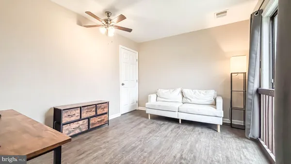 a view of livingroom with furniture