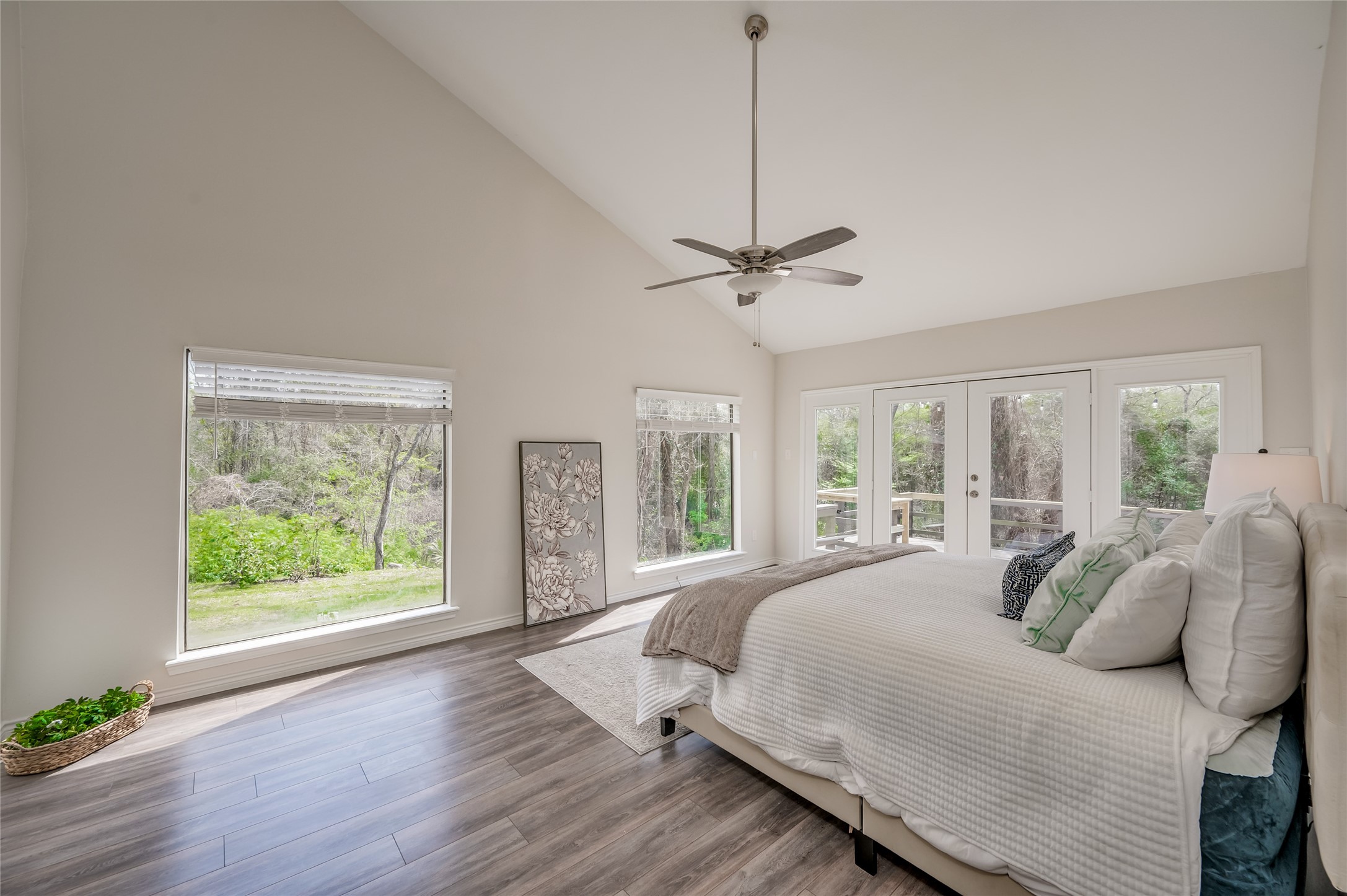 387 Rancho Bauer Drive Houston, TX 77079 - Photo 15 of 32 a large bedroom with a bed and a window