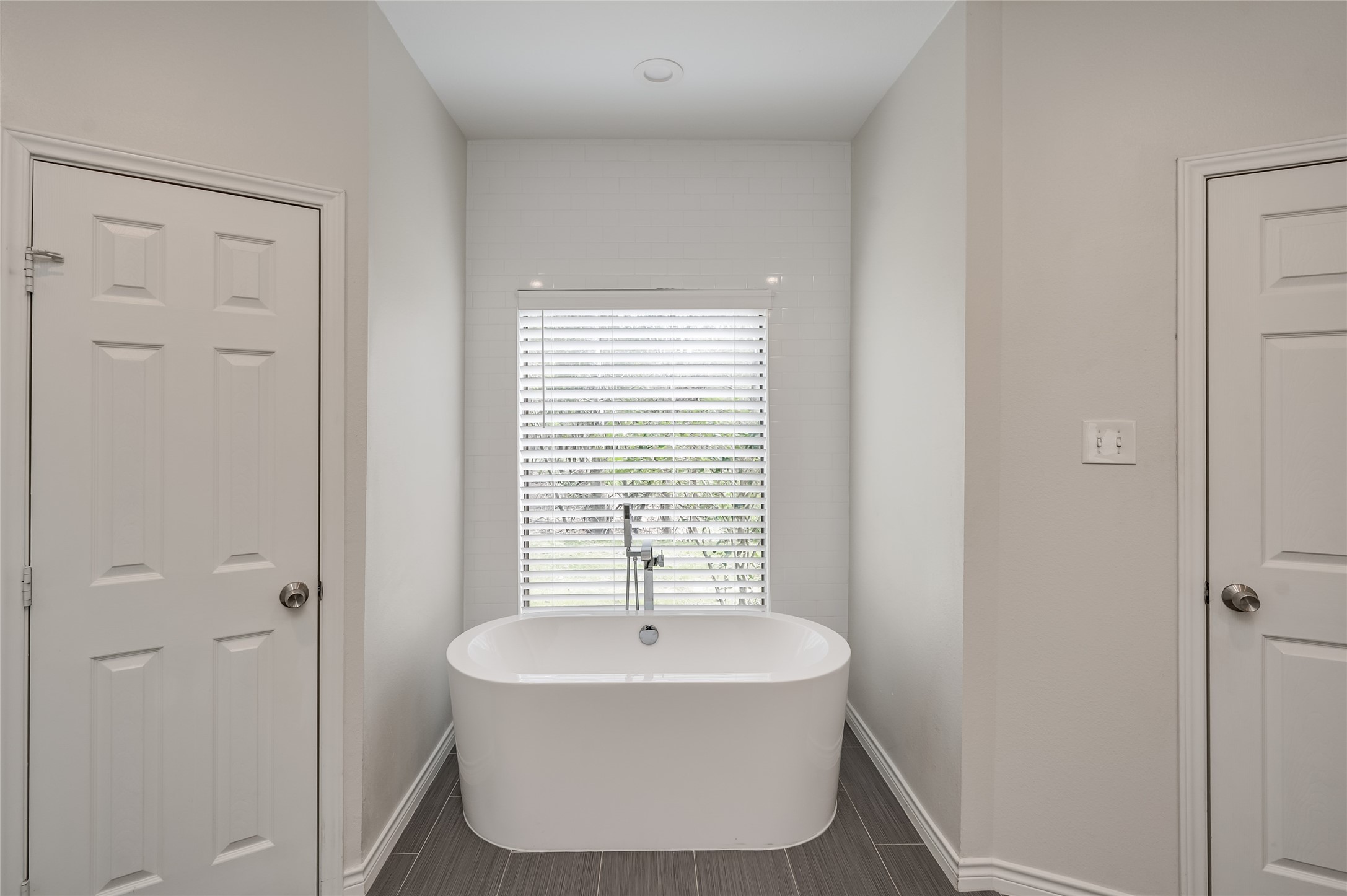 387 Rancho Bauer Drive Houston, TX 77079 - Photo 18 of 32 a bathroom with a bathtub and shower