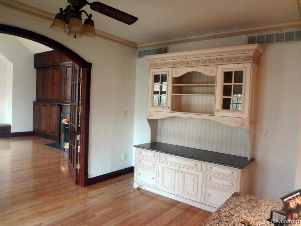 901 Ridgewood - counters.jpg
