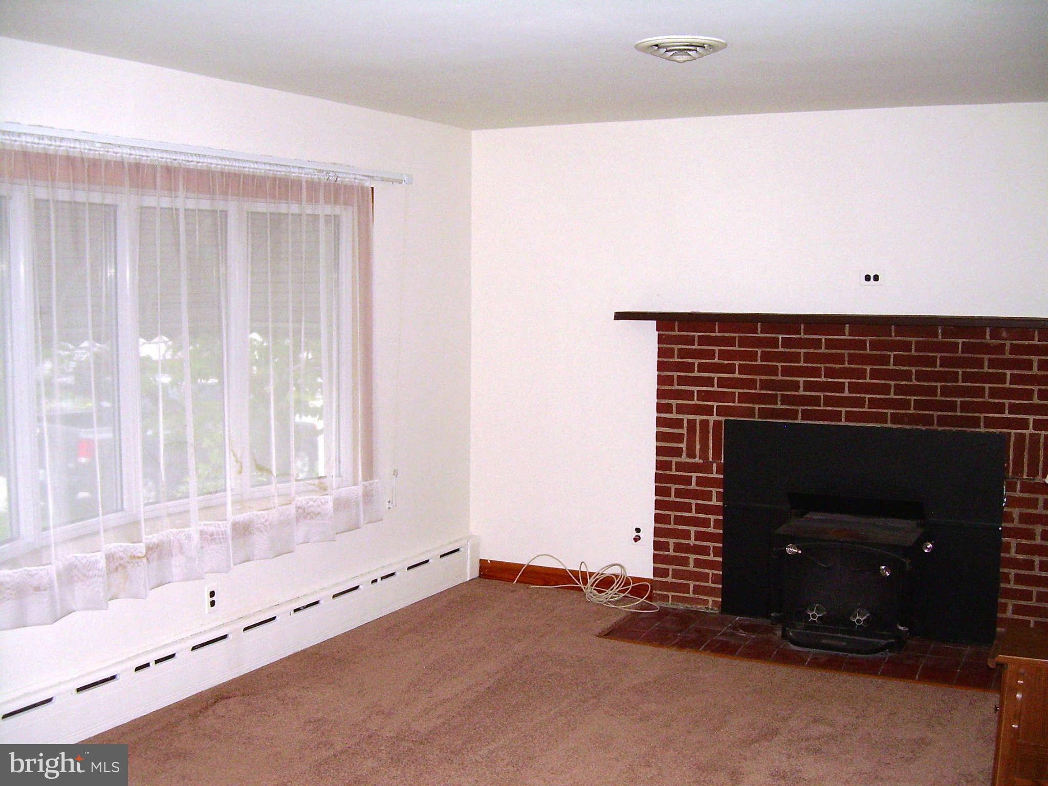 3117 River Drive Road Baltimore, MD 21219 - Photo 8 of 9 Living Room