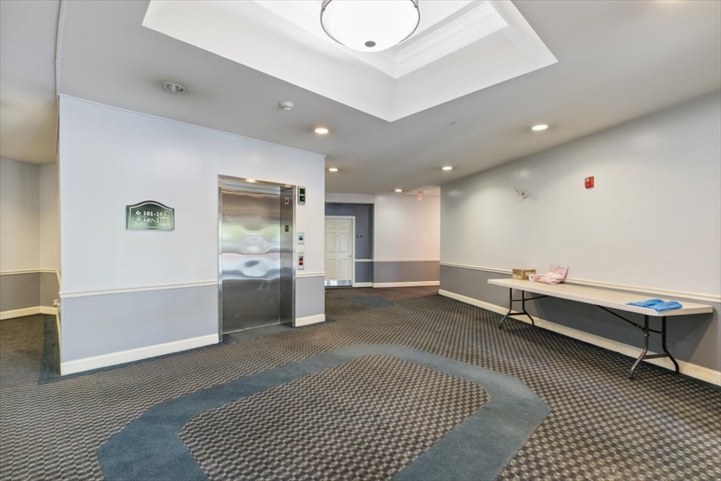 21 Hampshire Road, Unit 313 Methuen, MA 01844 - Photo 34 of 35 a spacious bathroom with a bathtub and a sink