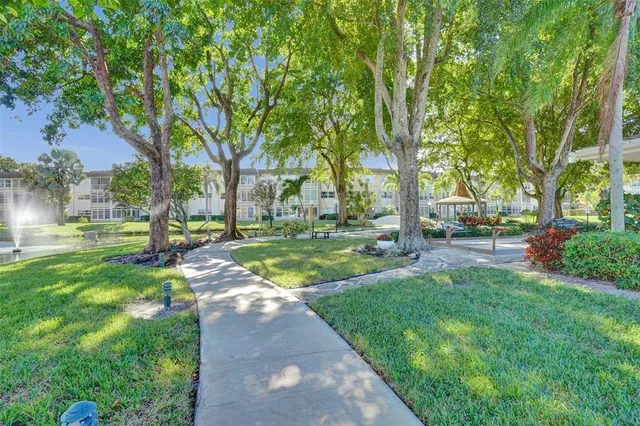 a view of yard with green space