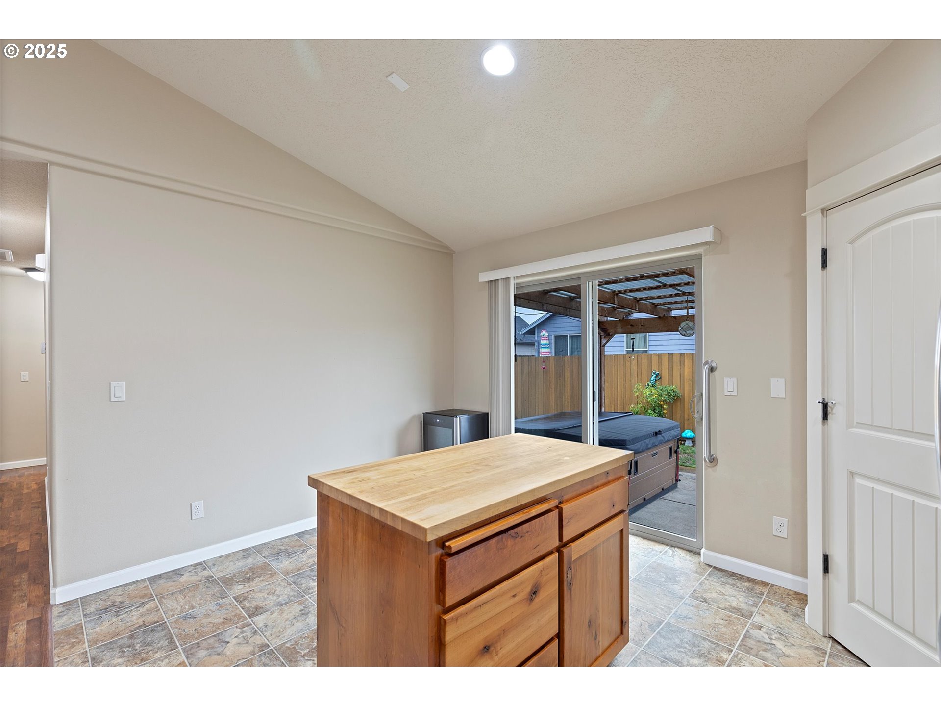 723 North 7th Street Carlton, OR 97111 - Photo 10 of 32 a utility room with dryer and washer