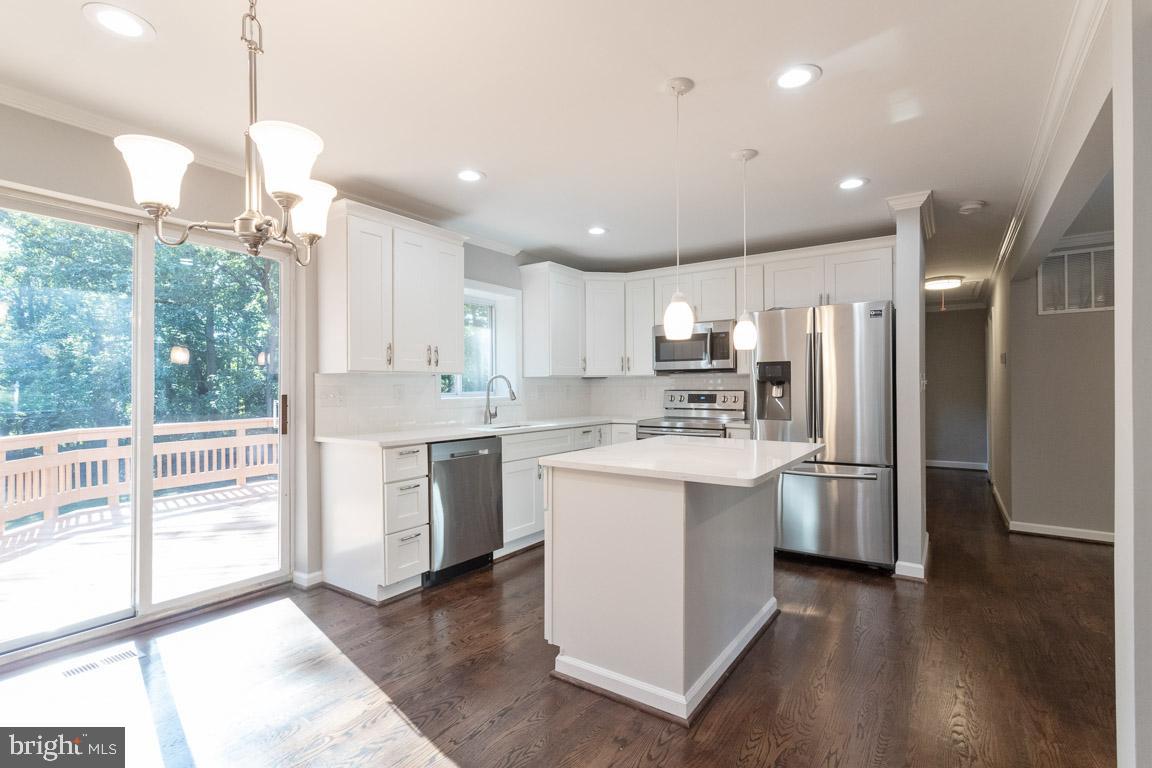 6725 Hackberry Street Springfield, VA 22150 - Photo 4 of 36