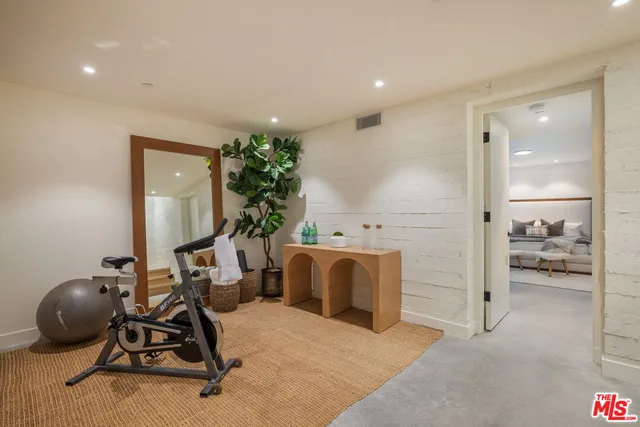 a view of sitting area with furniture