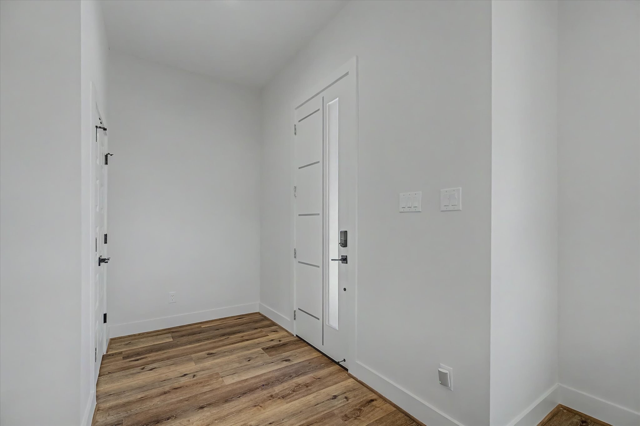 3806 Dreyfus Street Houston, TX 77021 - Photo 4 of 48 Inviting entry foyer featuring a large coat closet.