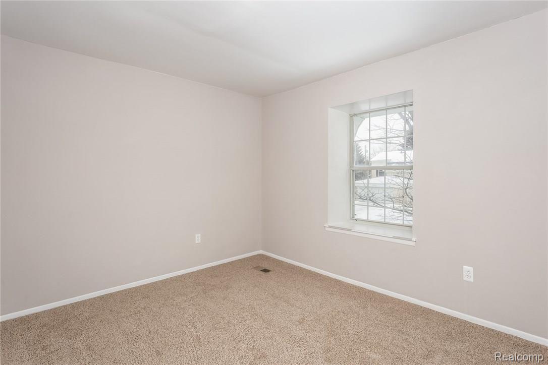 108 Manor Way Rochester, MI 48309 - Photo 20 of 32 021-Bedroom-5297983-medium.jpg