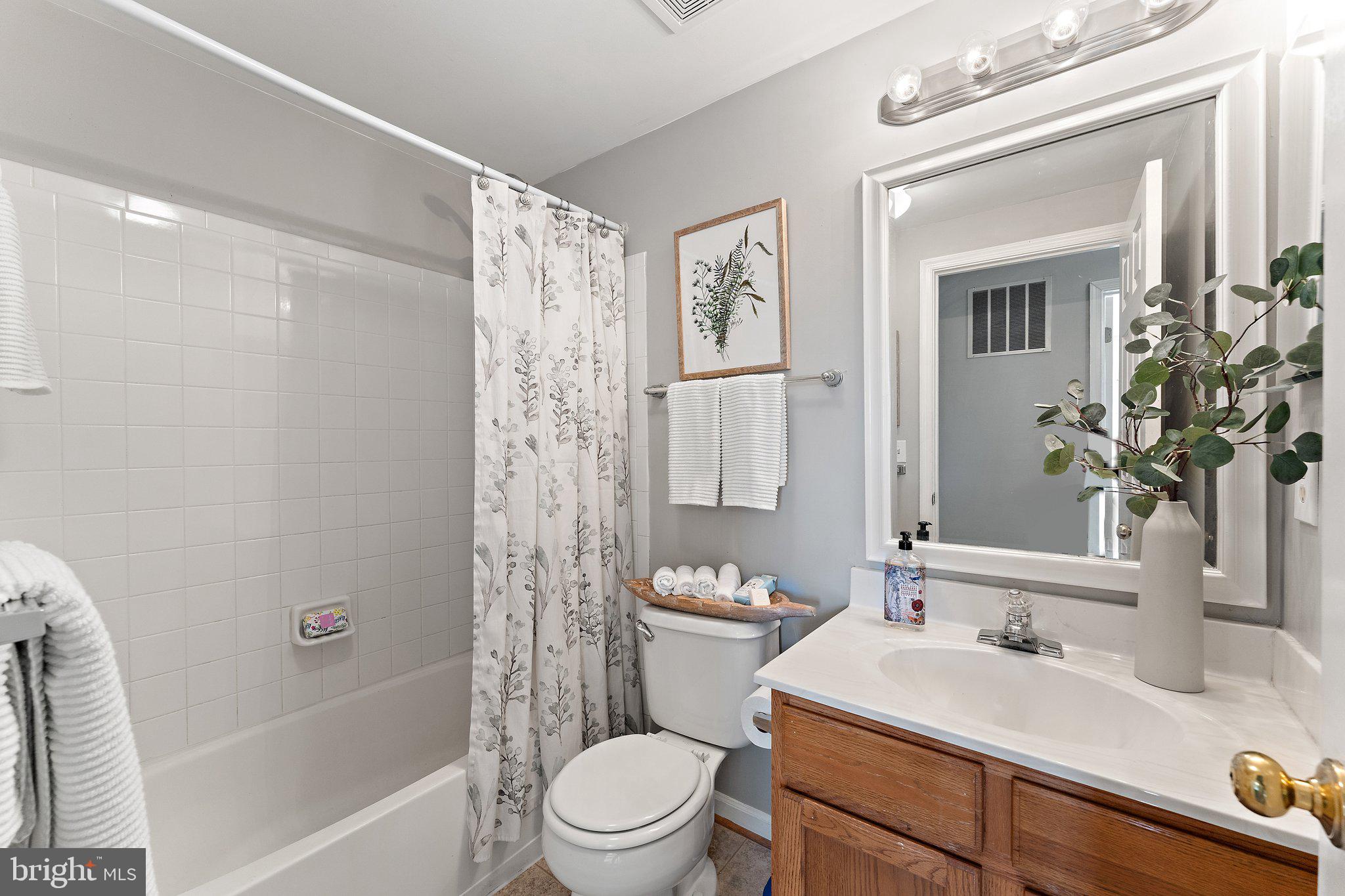 45304 Gable Square Sterling, VA 20164 - Photo 19 of 28 Upper level hall bath