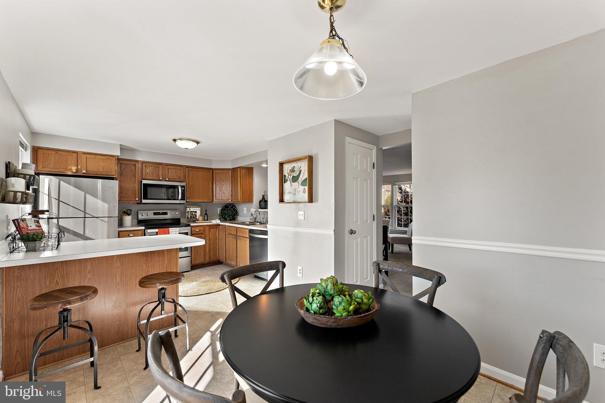 45304 Gable Square Sterling, VA 20164 - Photo 5 of 28 Spacious kitchen with dining nook!
