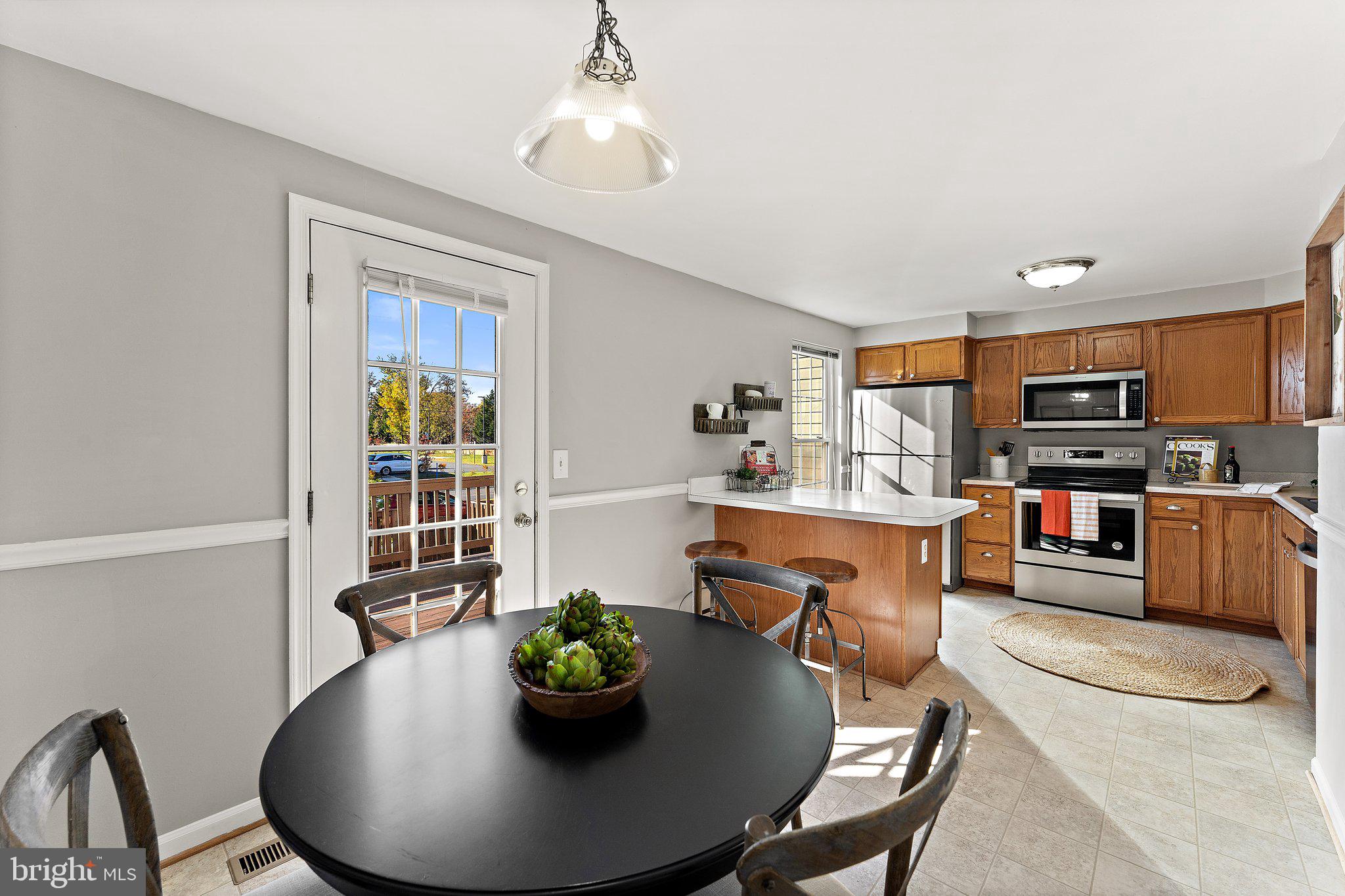 45304 Gable Square Sterling, VA 20164 - Photo 9 of 28 Eating nook easily accomodates table for 4!
