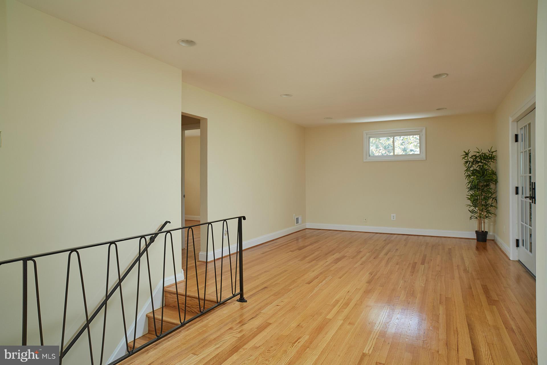 420 Torrington Place Silver Spring, MD 20901 - Photo 6 of 30 Living Room