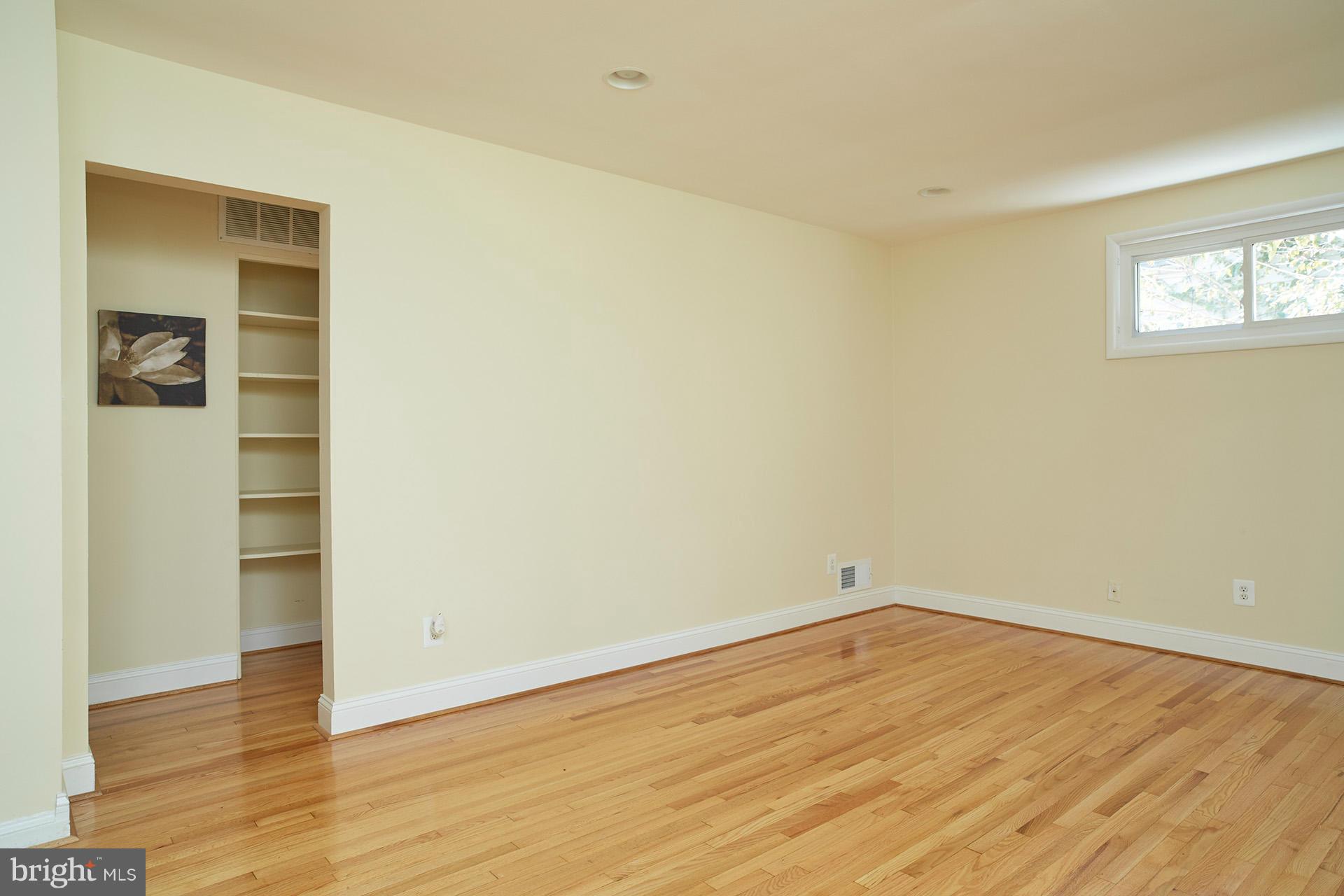 420 Torrington Place Silver Spring, MD 20901 - Photo 10 of 30 Living Room