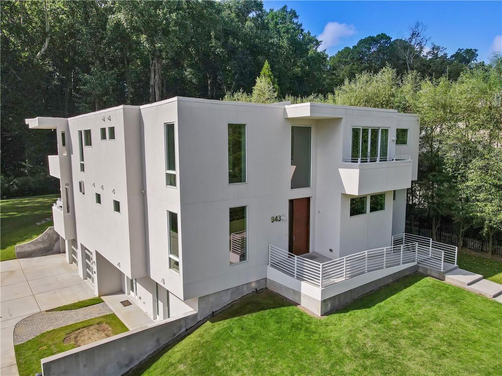 a view of a house with backyard and a garden