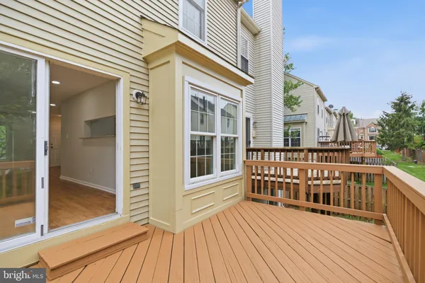 $575,000 | 22009 Guilford Station Terrace, Sterling, VA 20166