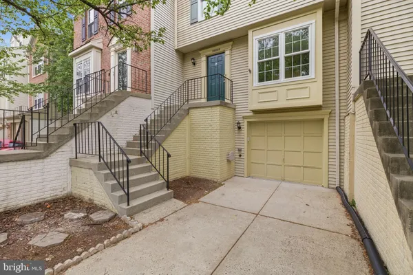 $575,000 | 22009 Guilford Station Terrace, Sterling, VA 20166