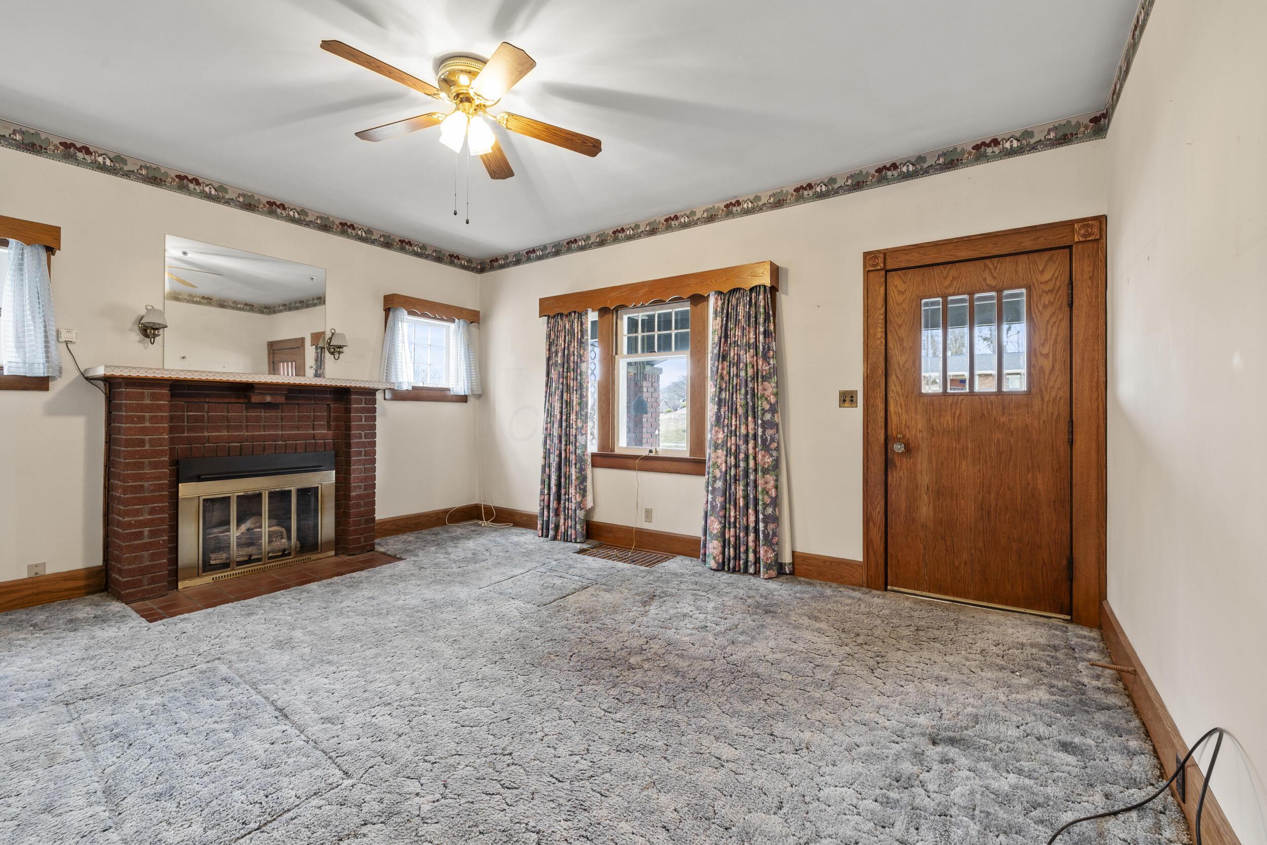 471 Beacon Road Newark, OH 43055 - Photo 6 of 23 6_living room 01