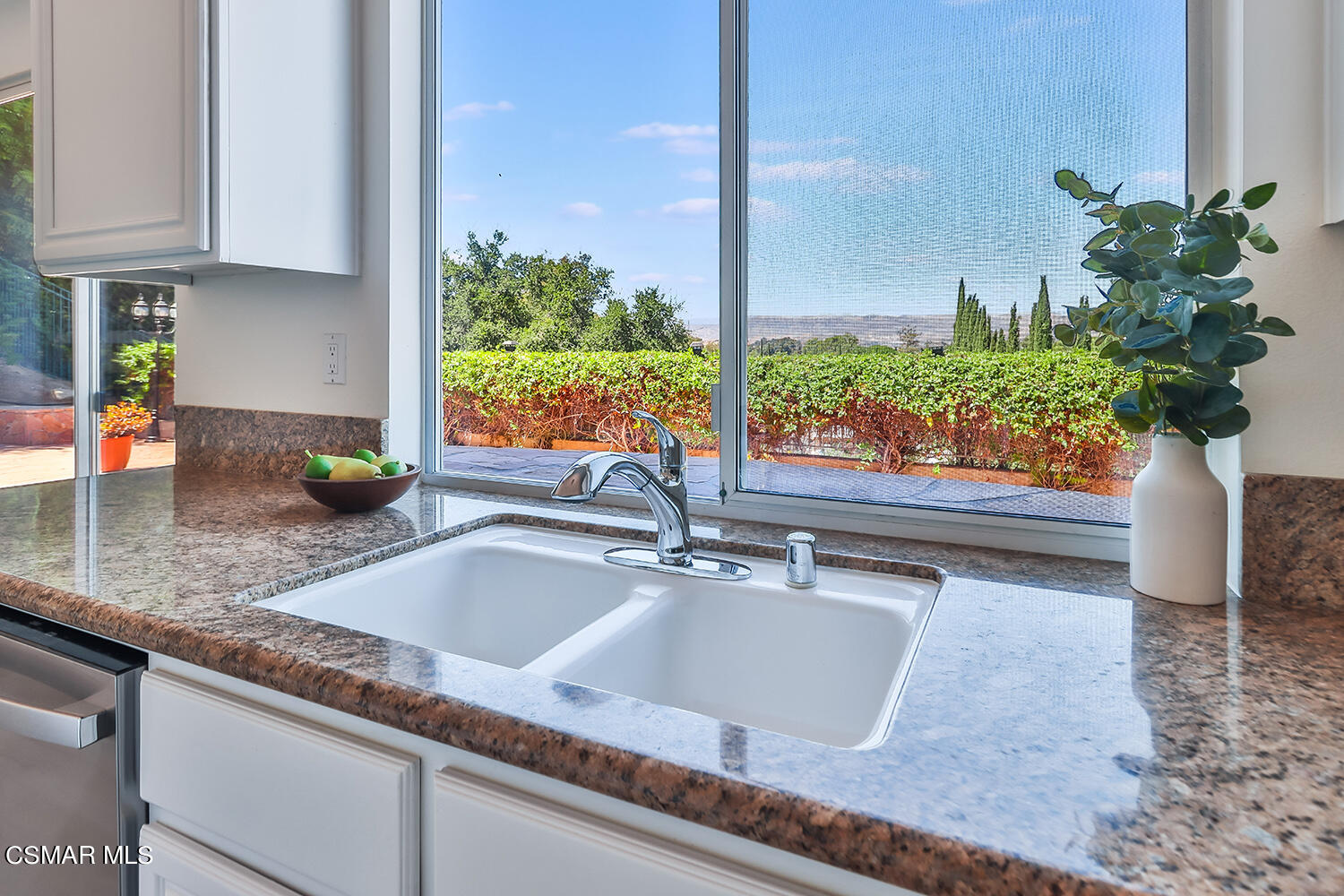 15 Mollison Drive Simi Valley, CA 93065 - Photo 18 of 71 Family and Kitchen4