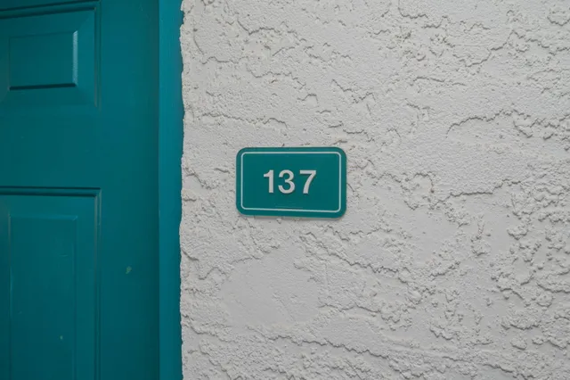 a sign that is on the side of a wall