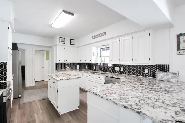 $699,900 | 19413 Us Highway East, Jacksonville, TX 75766