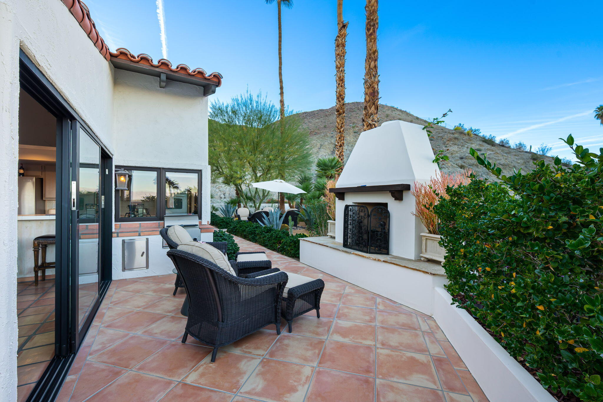 40320 Vía Entrada Rancho Mirage, CA 92270 - Photo 38 of 75 sitting area w fireplace