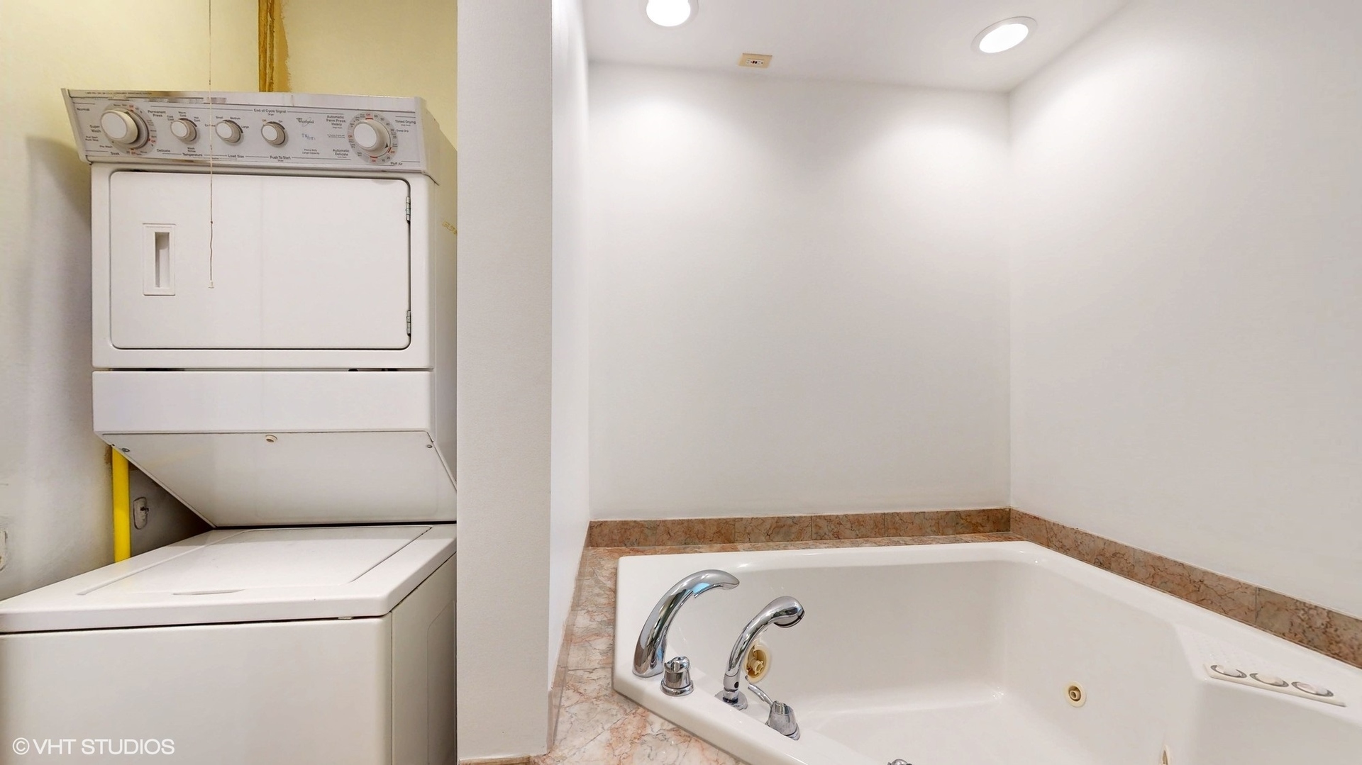 616 West Fulton Street, Unit 609 Chicago, IL 60661 - Photo 13 of 23 a bathroom with a bathtub