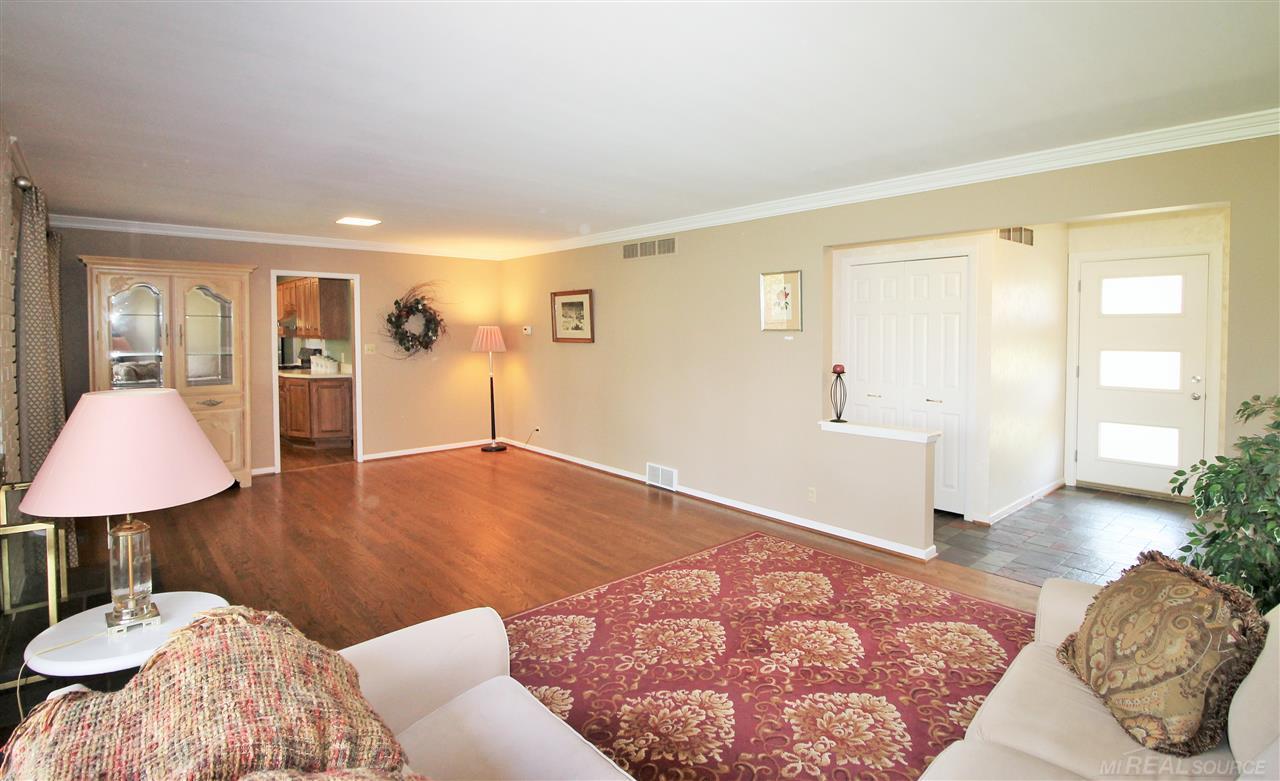 430 Barclay Road Grosse Pointe, MI 48236 - Photo 5 of 40 50039182-4.JPG