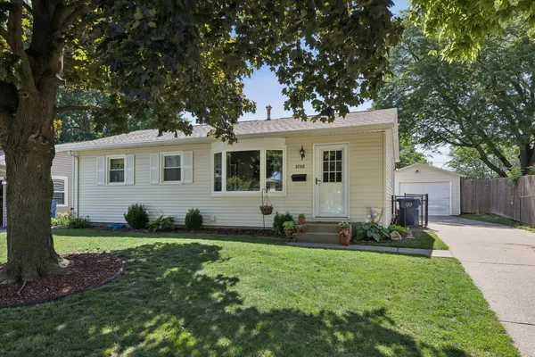 $249,900 | 3702 Clover Hills Drive, Bettendorf, IA 52722