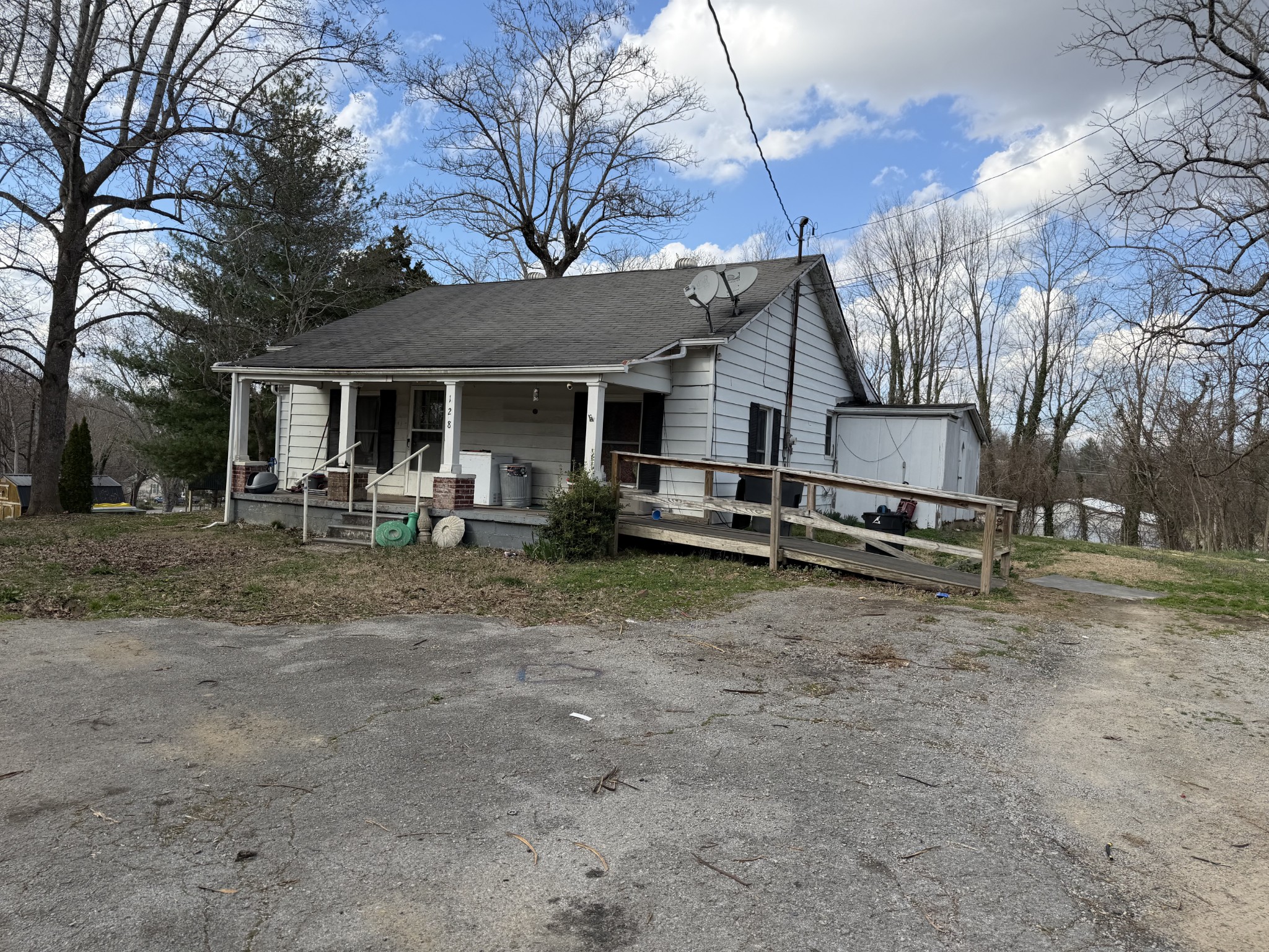 128 West Shellsford Road McMinnville, TN 37110 - Photo 3 of 4 a view of a house with a yard