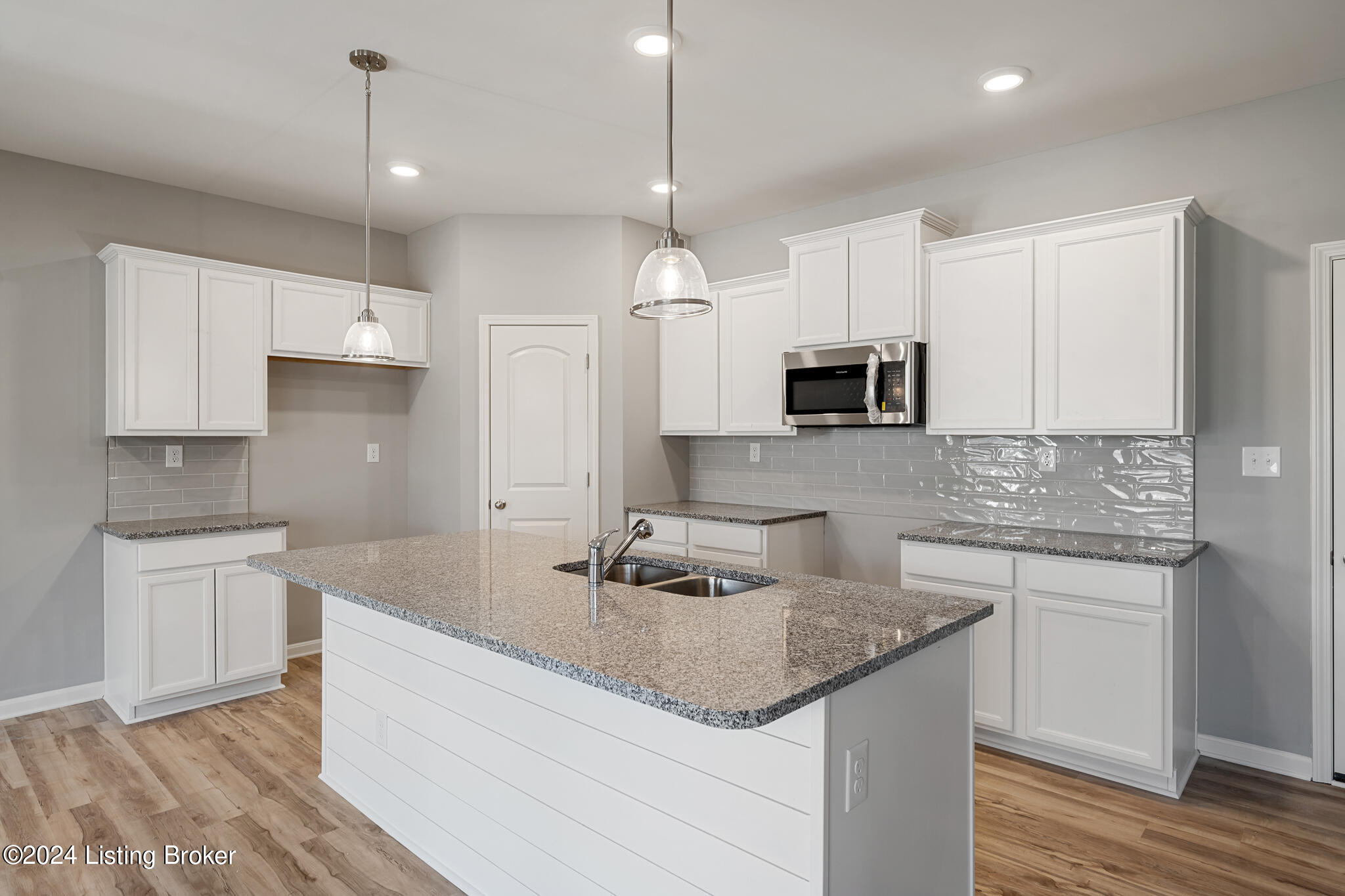 8424 Gateway Run Road Louisville, KY 40229 - Photo 11 of 31 8424 Gateway Rn Rd-11