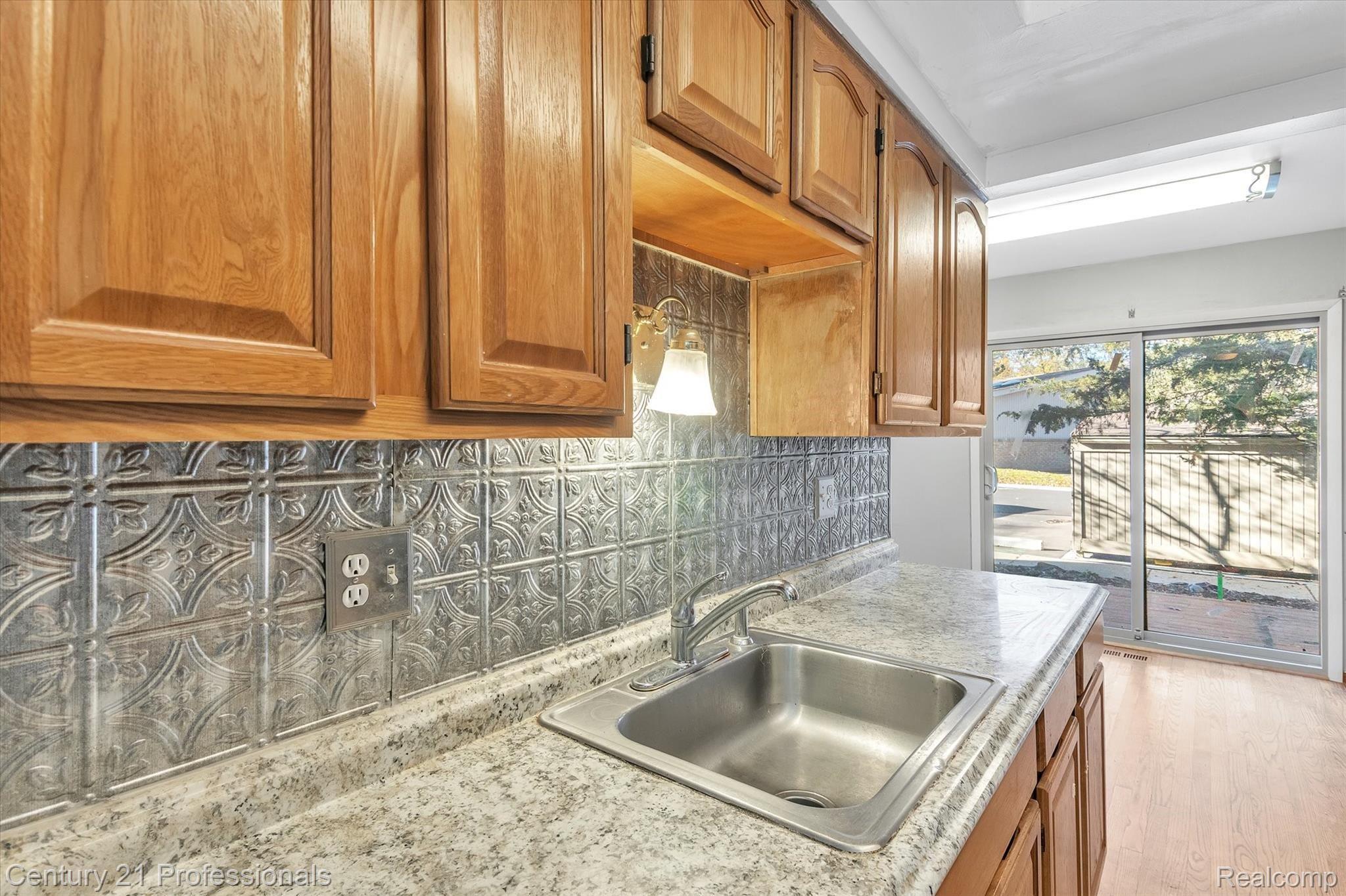 637 Oakbrook West Rochester, MI 48307 - Photo 13 of 45 18-637-Oakbrook-WindowStill-Real-Estate-Photography-19.jpg