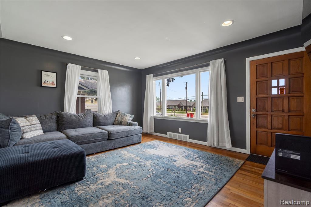 48425 Romeo Plank Road Macomb, MI 48044 - Photo 5 of 31