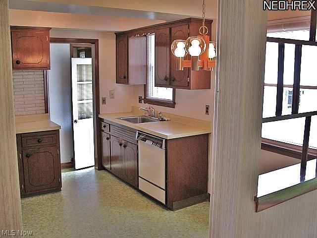 6053 Ascot Road Cleveland, OH 44124 - Photo 6 of 13