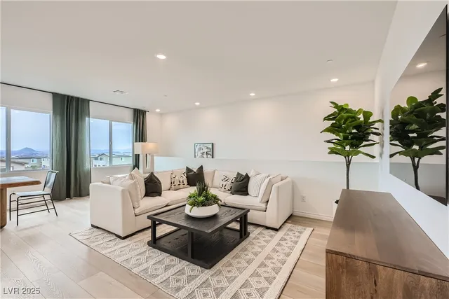 $425,420 | 242 White Crest Peak Avenue, Henderson, NV 89015