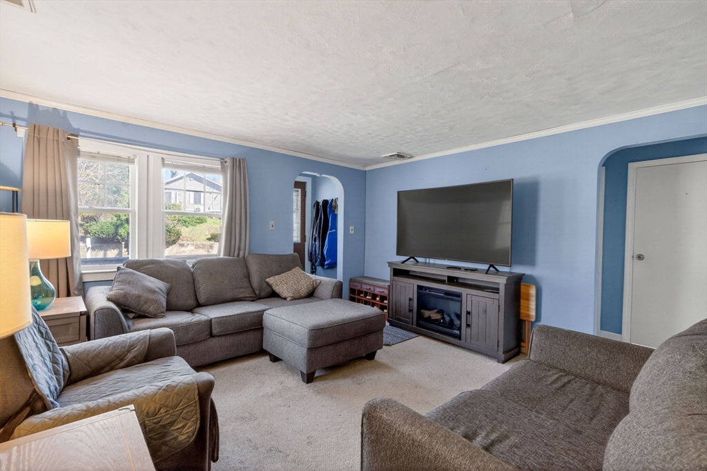 105 Connolly Road Avon, MA 02322 - Photo 4 of 34