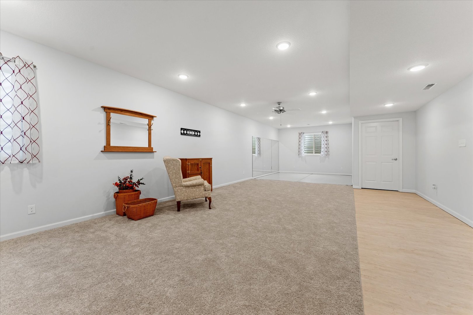 3503 South Deer Ridge Drive Urbana, IL 61802 - Photo 31 of 51 an empty room with furniture and a projector
