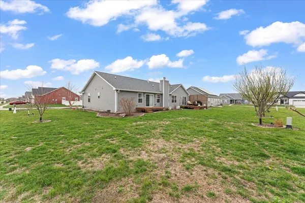 a view of a house with backyard and garden