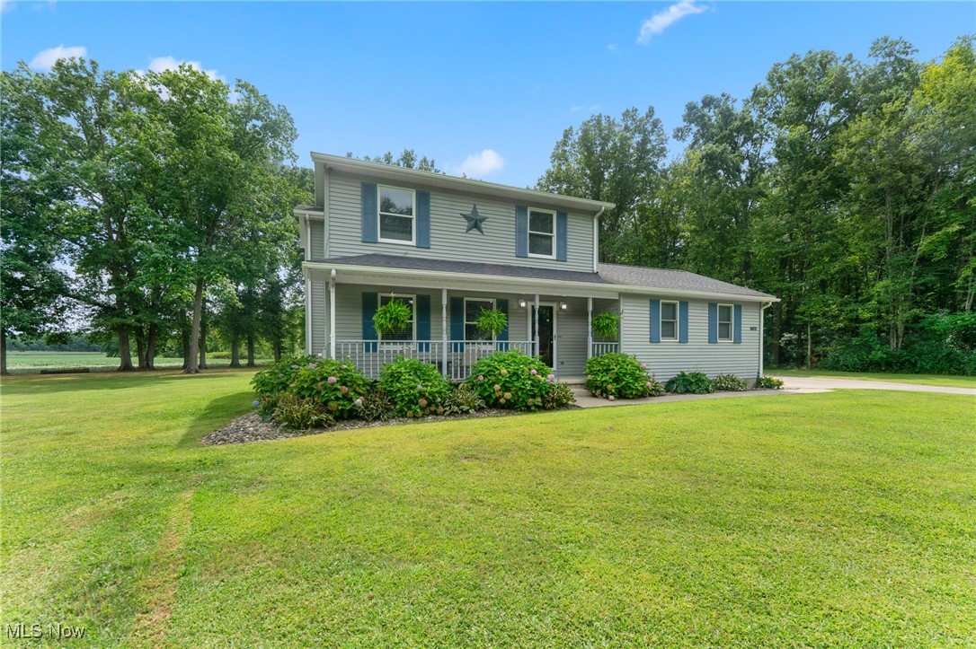1761 Rustic Run Road Warren, OH 44481 - Photo 3 of 45 Traditional home featuring covered porch and a front lawn