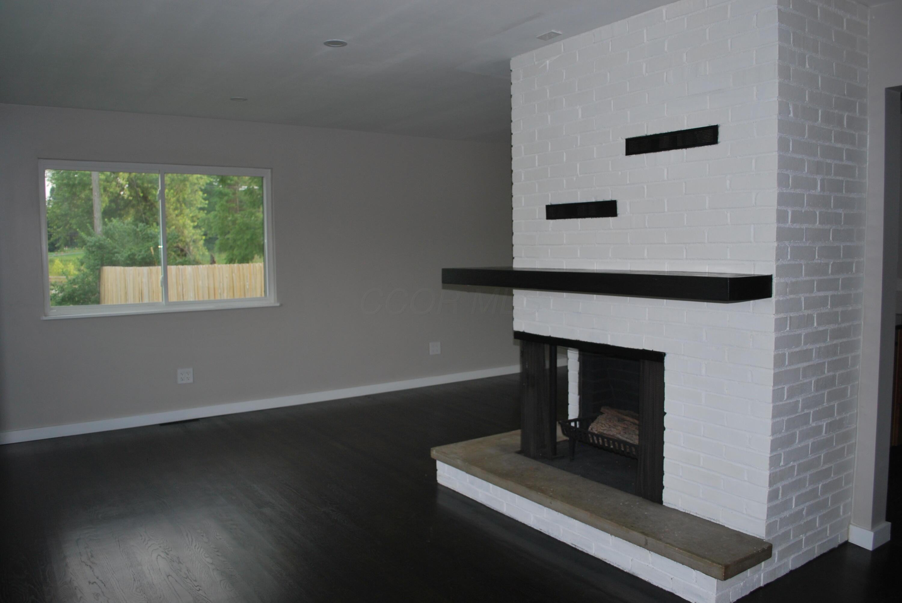 7404 Worthington Road Westerville, OH 43082 - Photo 13 of 32 Livingroom