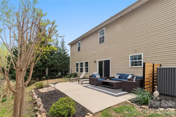 a view of backyard of the house