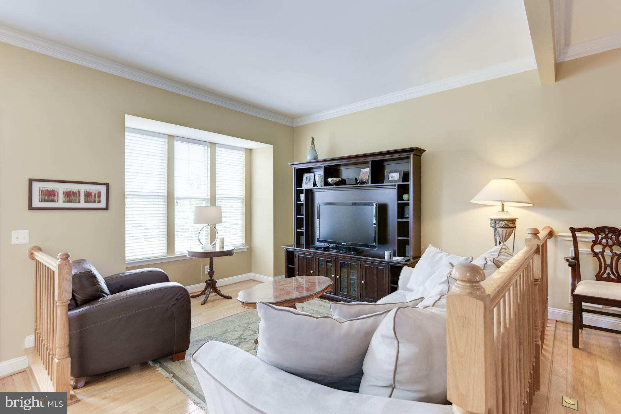 614 Springhouse Square Southeast Leesburg, VA 20175 - Photo 3 of 30 Living Room