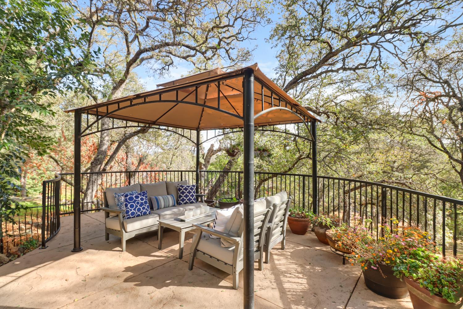 3058 Ridgeview Drive El Dorado Hills, CA 95762 - Photo 4 of 73 a view of a chairs and table in the patio