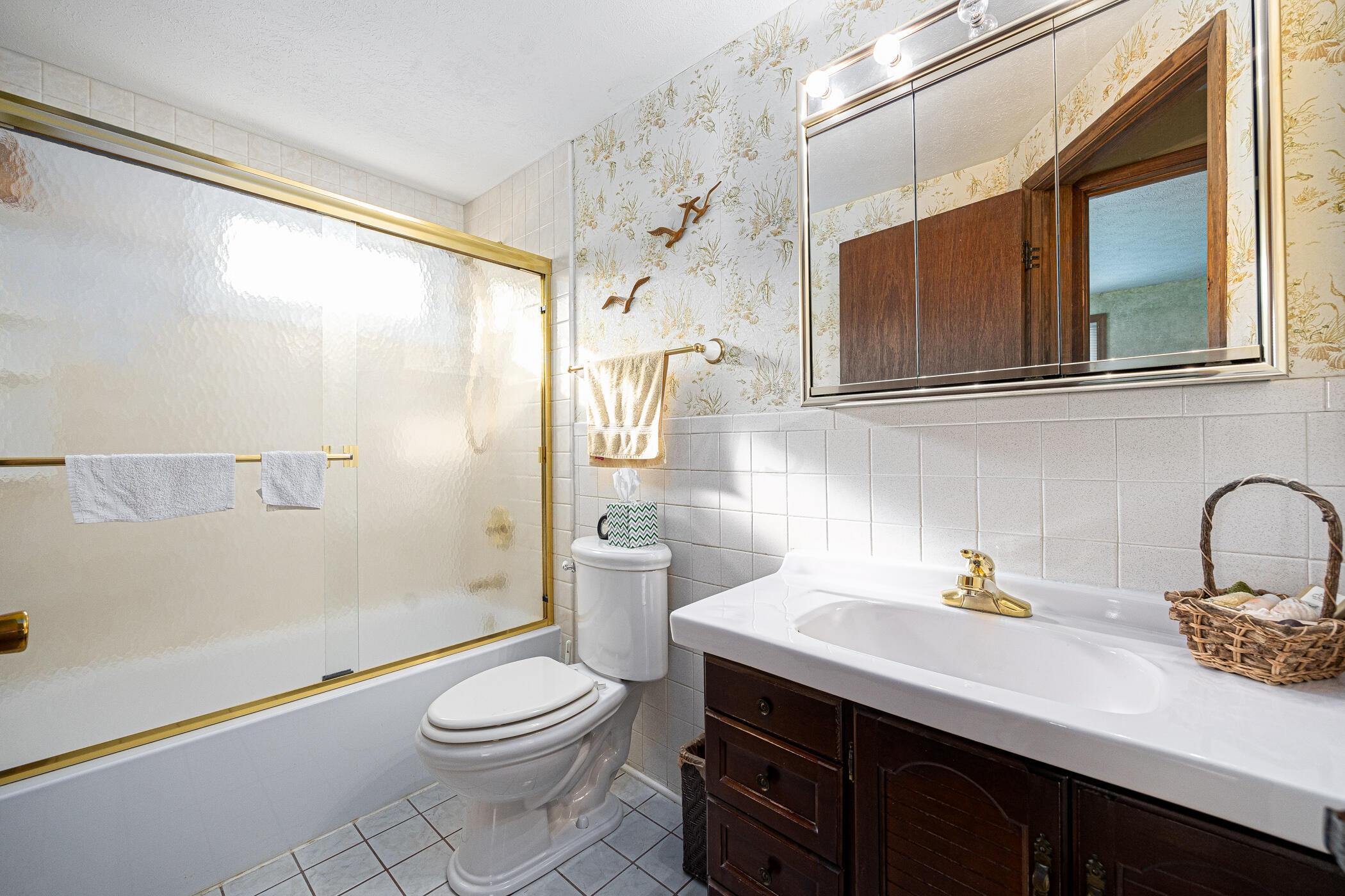 3872 Lynward Road Columbus, OH 43228 - Photo 18 of 47 2nd Floor Full Bath