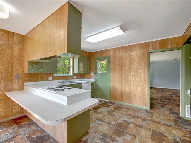 a kitchen that has a stove and a refrigerator