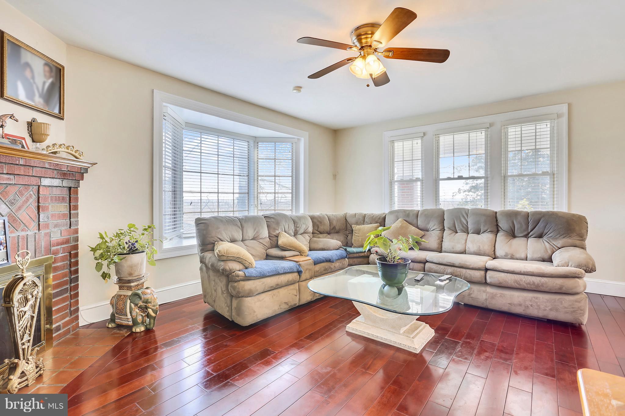 6400 Riggs Road Hyattsville, MD 20783 - Photo 10 of 29 main Level Living Room