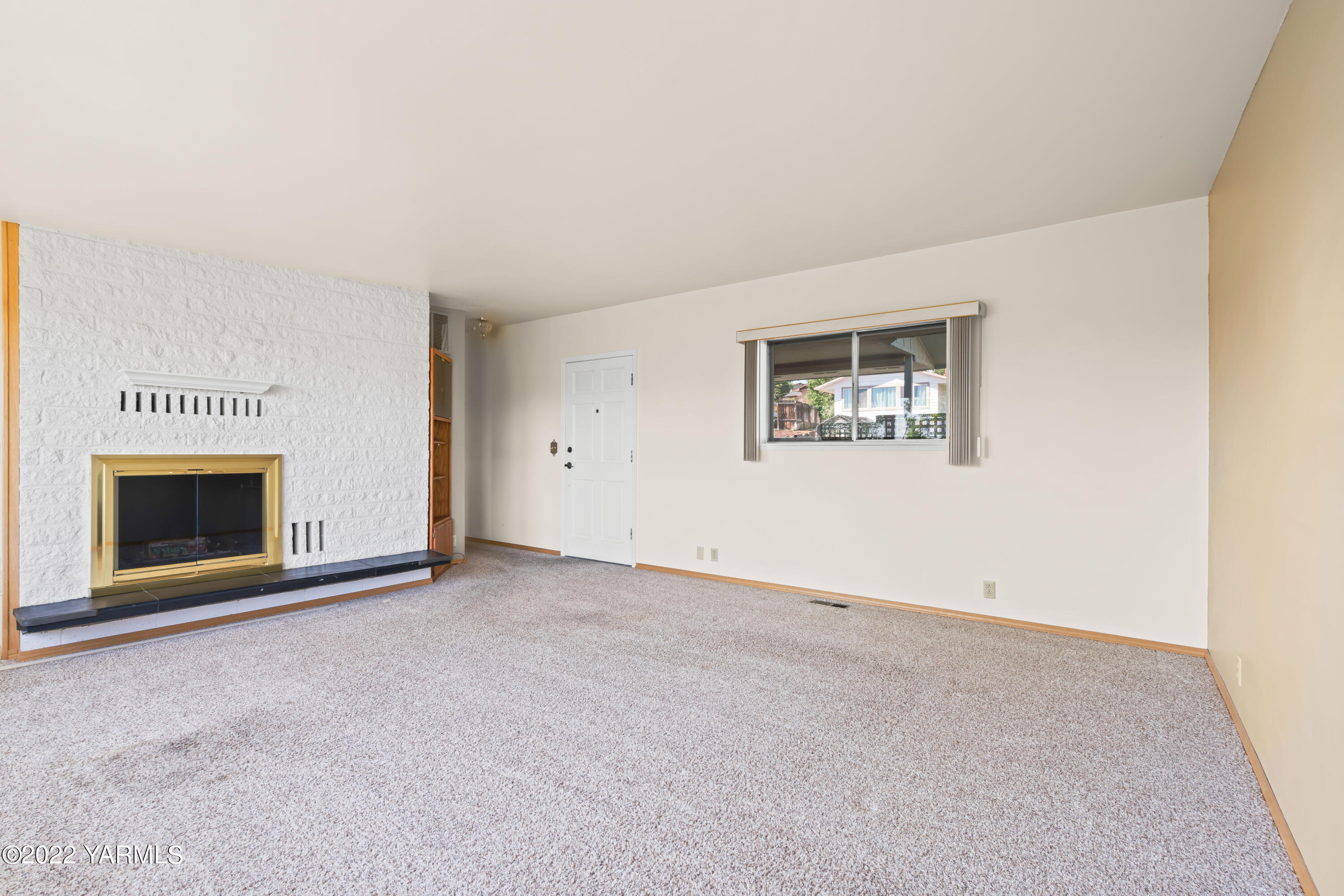511 Viewcrest Place Selah, WA 98942 - Photo 11 of 22 an empty room with a fireplace and window