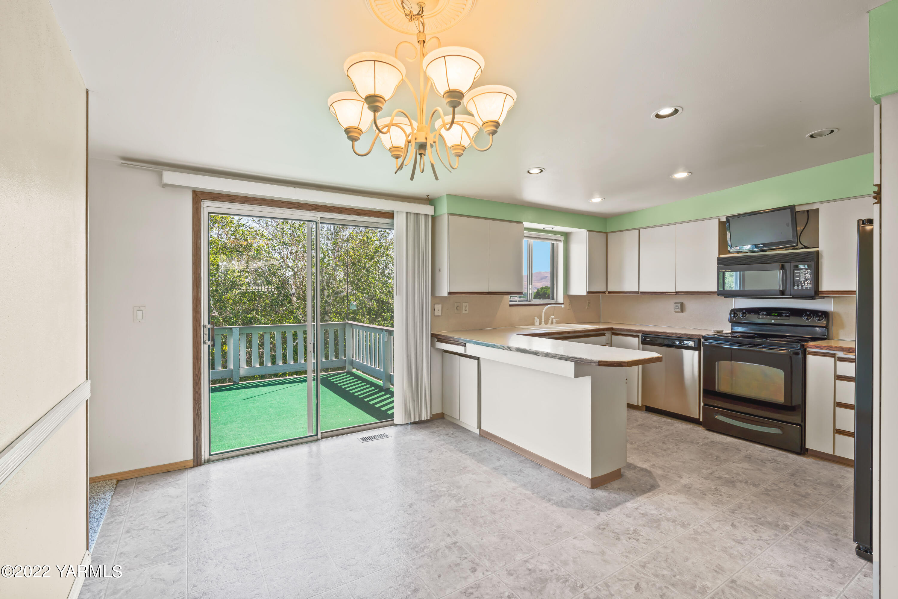 511 Viewcrest Place Selah, WA 98942 - Photo 12 of 22 a kitchen with granite countertop a stove and a sink