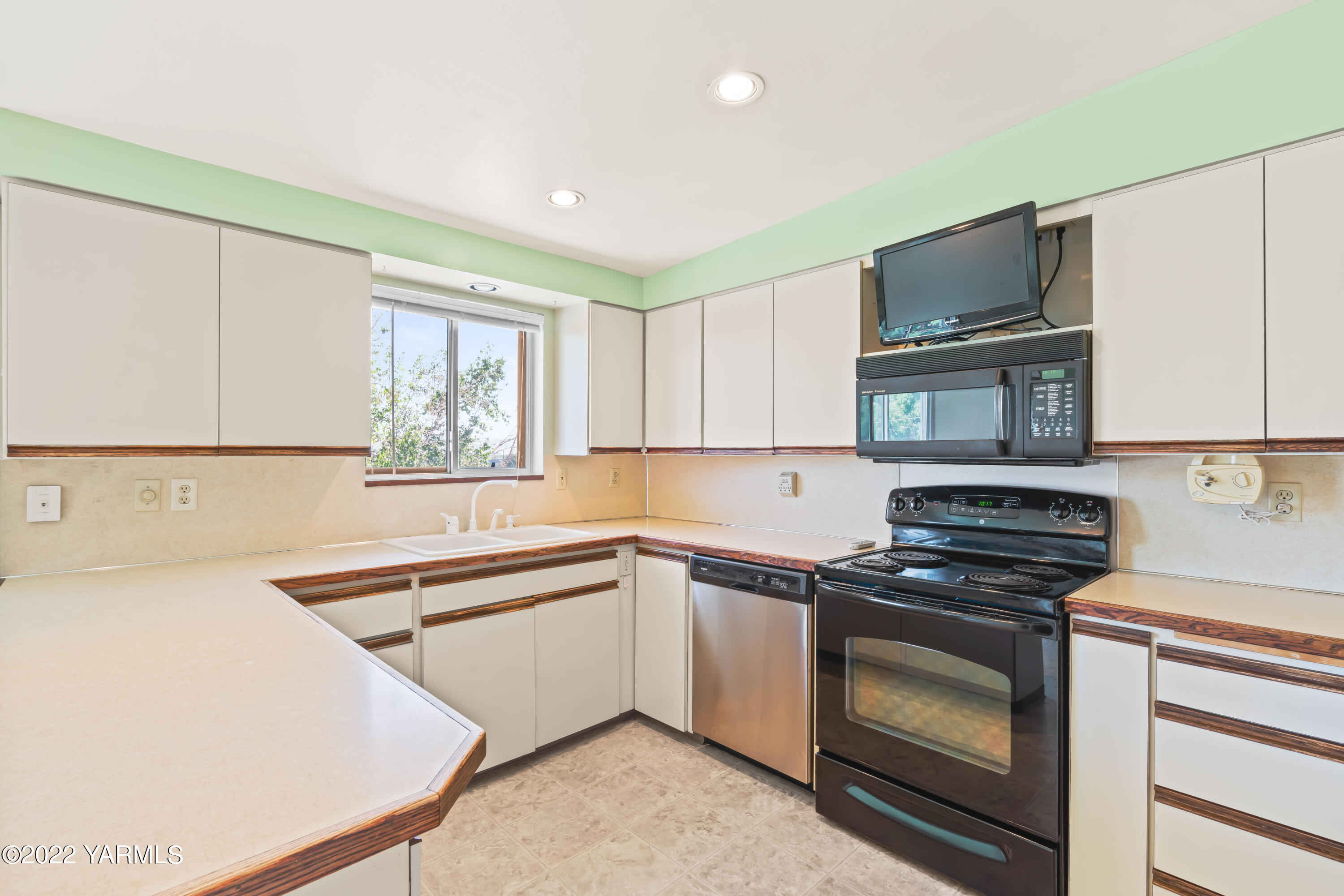 511 Viewcrest Place Selah, WA 98942 - Photo 14 of 22 a kitchen with granite countertop a sink stainless steel appliances and cabinets