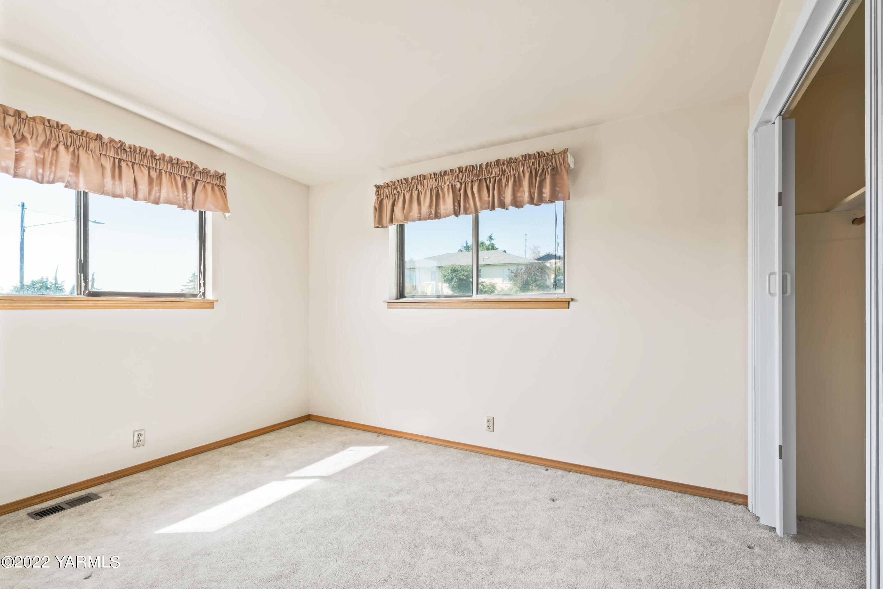 511 Viewcrest Place Selah, WA 98942 - Photo 15 of 22 an empty room with a window