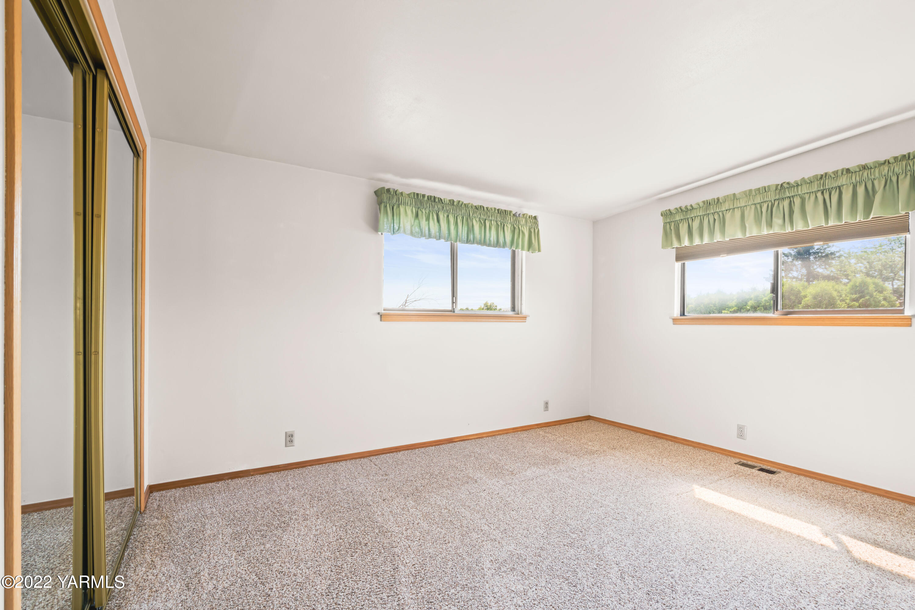 511 Viewcrest Place Selah, WA 98942 - Photo 16 of 22 an empty room with a window